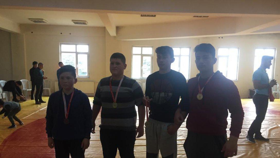 Güreş Müsabakalarında Yalvaç MTAL Öğrencileri Altın Madalya Kazandılar