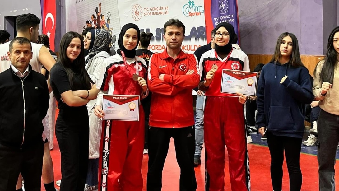 Okullar Arası Gençler Kick Boks Türkiye Şampiyonası'nda, Yalvaçlı Sporcularımızdan İki Bronz Madalya